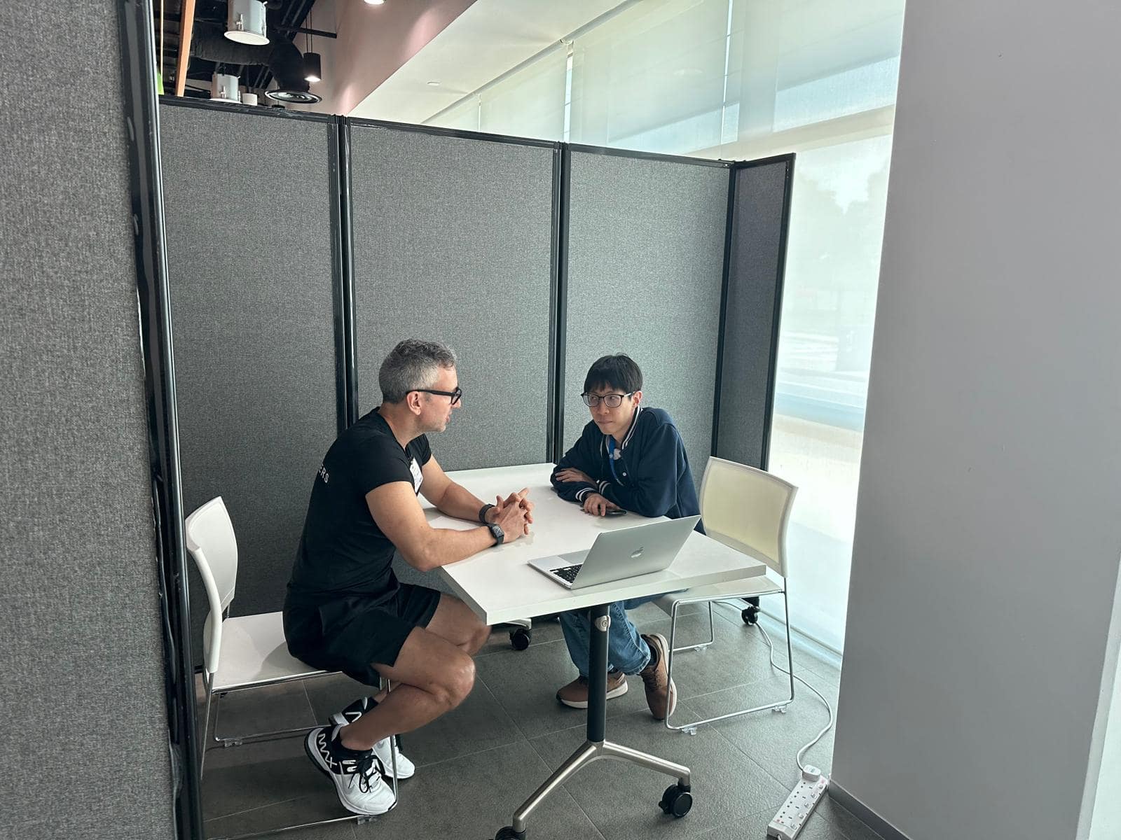 Nutrition coach Dubai building personalised nutrition plan for client